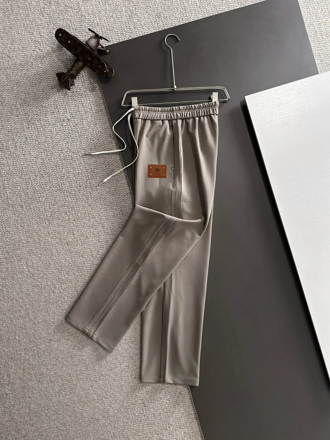，LP 🐎 🆕2026 New Arrival ！ Classic LOGO ， ， ， 。 ， 。（ ） ：Black Dark Gray Size：29-36